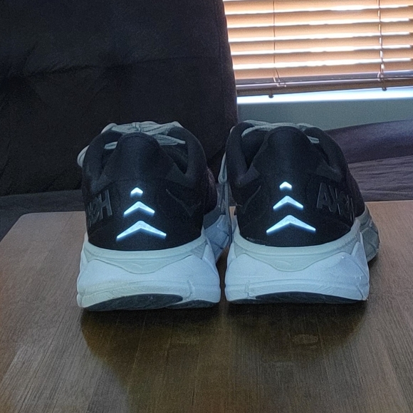 Hoka One One Men's Black and White Arahi 6 - removable insoles not included* - Picture 4 of 8